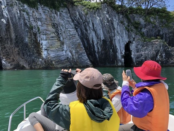 玄武岩柱状節理の見られる絹島の北断崖