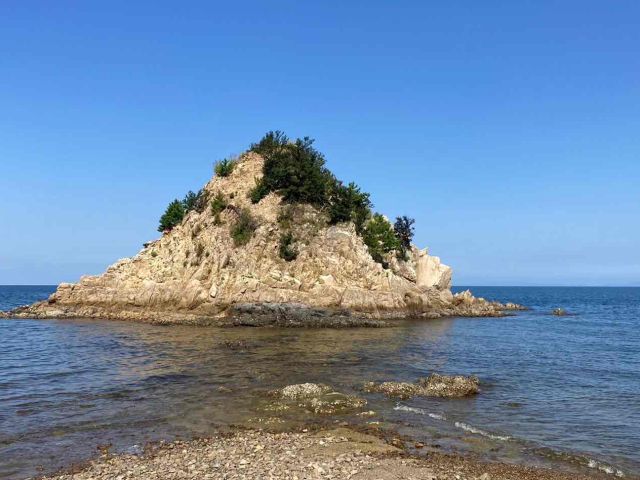 引田城の腰元として働いていた女性おせんさんとお坊さんの悲恋の場所:女郎島