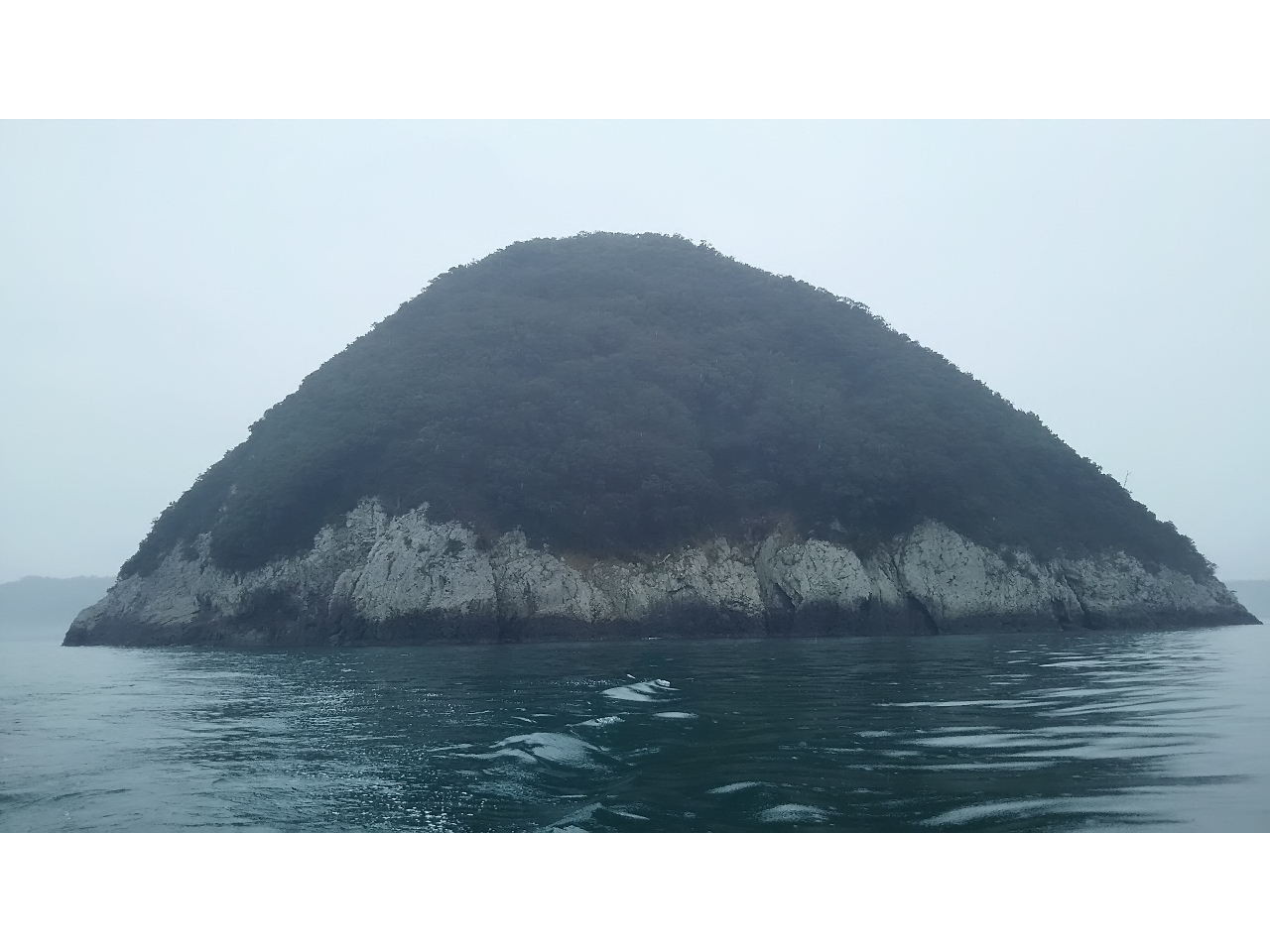 玄武岩の貫入する丸亀島は、雨乞い行事の舞台として竜神伝説が残っている。