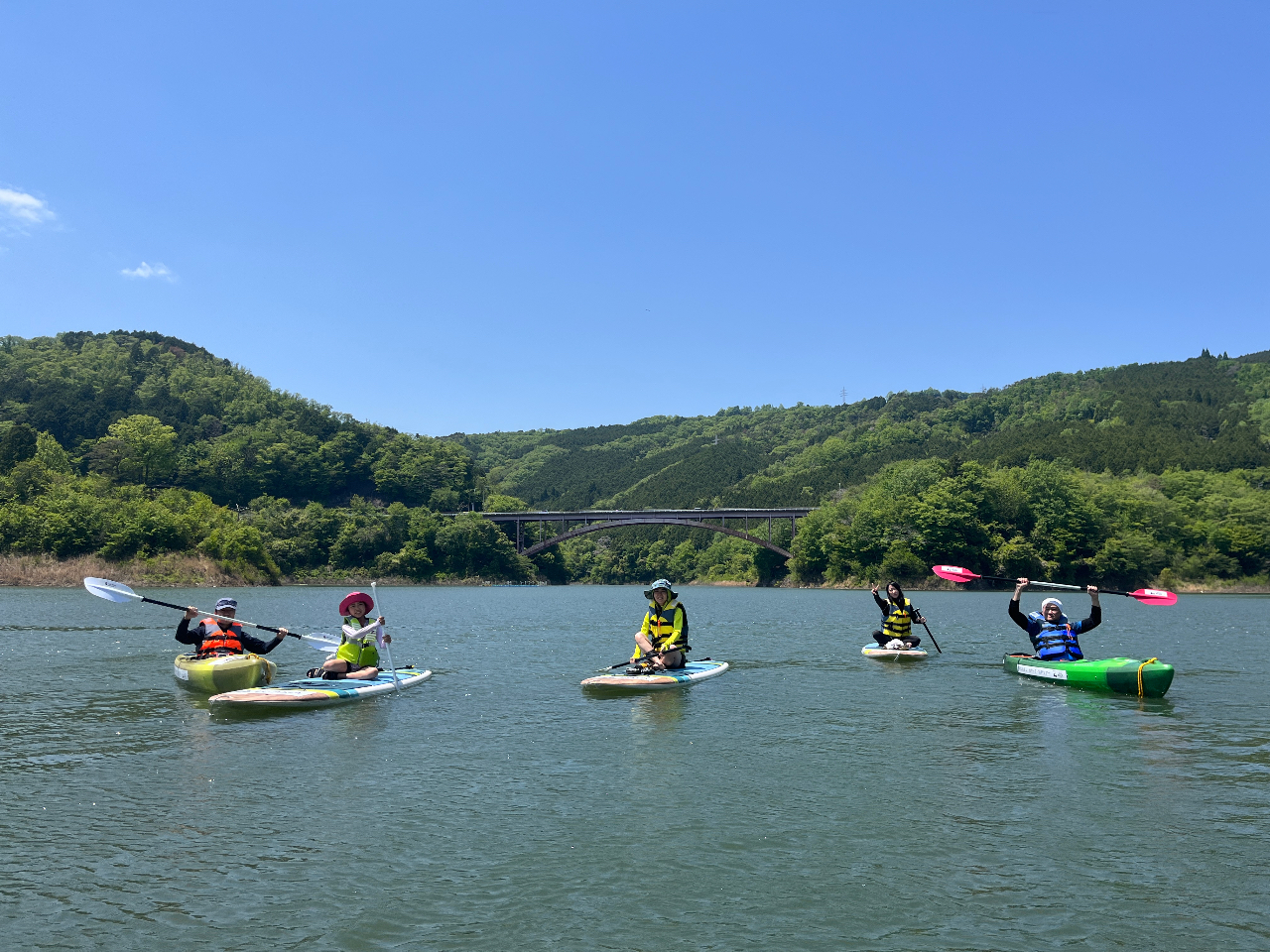 夏季限定!中学生から参加可能【阿木川ダム湖/SUP・カヤック】夕刻の阿木川ダム湖...