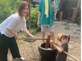 年中お餅つきを楽しめる♪お餅つきの前後も楽しめる♪お餅を食べた後、この日は川遊びに出かけました。