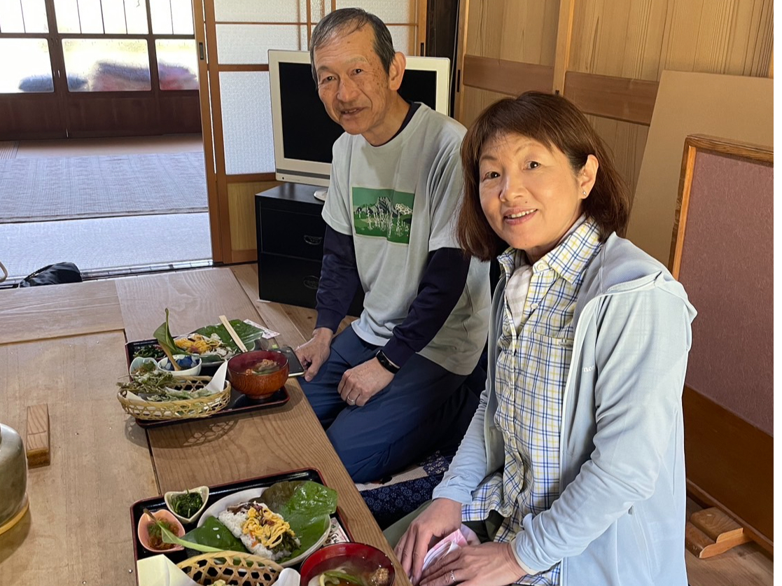 お茶料理は日替わりです。この日はお茶の天ぷらと朴葉寿司と山菜とお茶のお吸い物でした。
