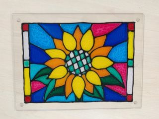 ステンドグラス風アートが塗り絵で楽しめます♪