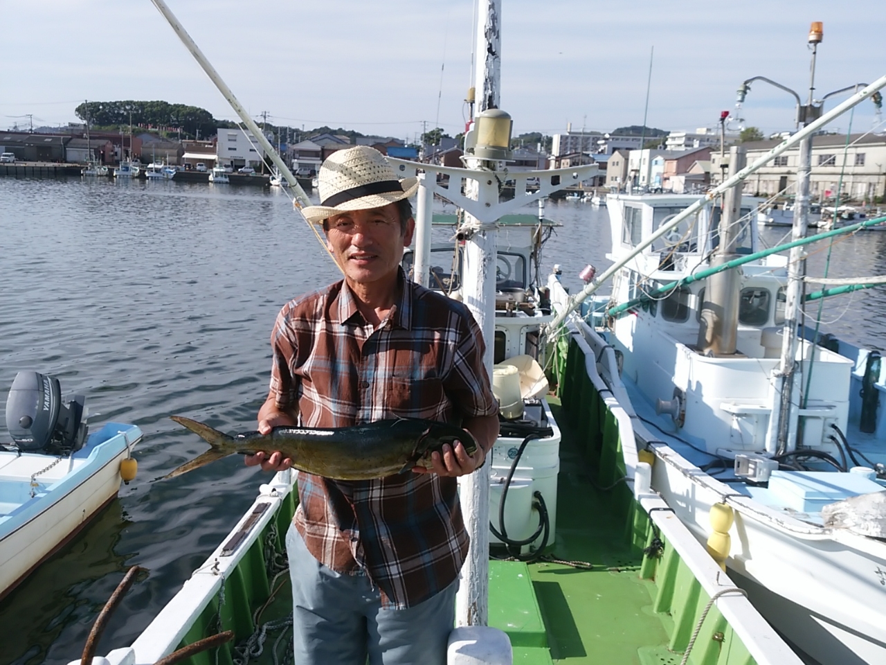 未來丸と私です。 約10メートルの漁船です