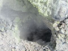 蒸気が噴出しています。温泉を引いたパイプの跡や硫黄成分など観察できます