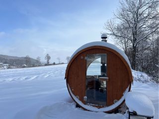 真っ白な雪原を目の前にバレルサウナ