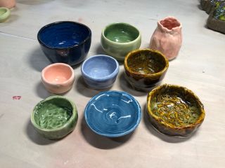 色(釉薬)も豊富ですし、作陶も電動ろくろ・手捻り・粘土細工風など自由です