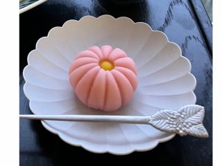 季節の和菓子は毎月替わります。もちろんオリジナルの和菓子を作っていただくことも出来ます。