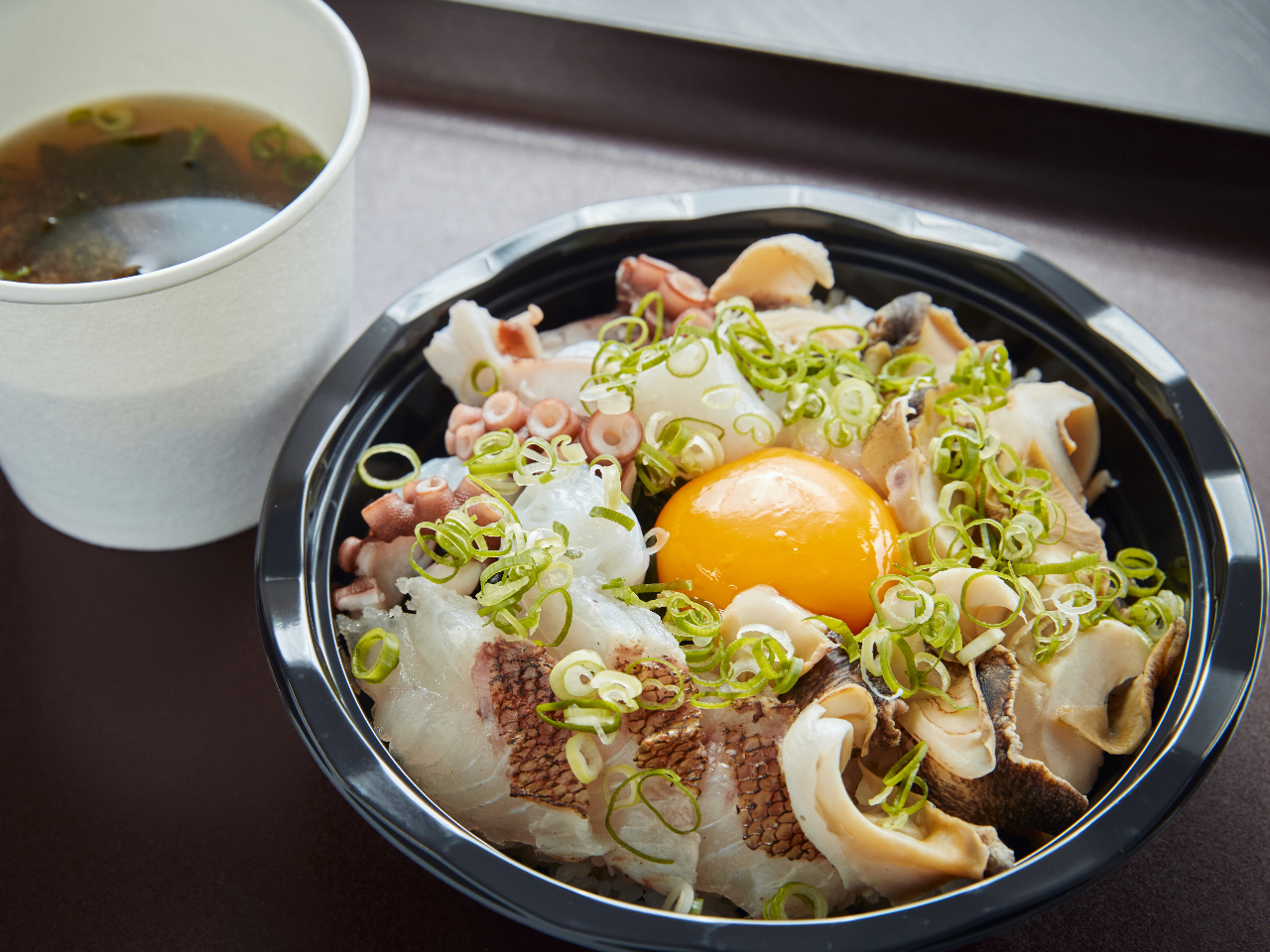 観音寺の朝文化体験 とれぴち鮮魚のmy海鮮丼づくり と 揚げたて伊吹いりこ体験 アオハタ鮮魚店 じゃらん遊び体験