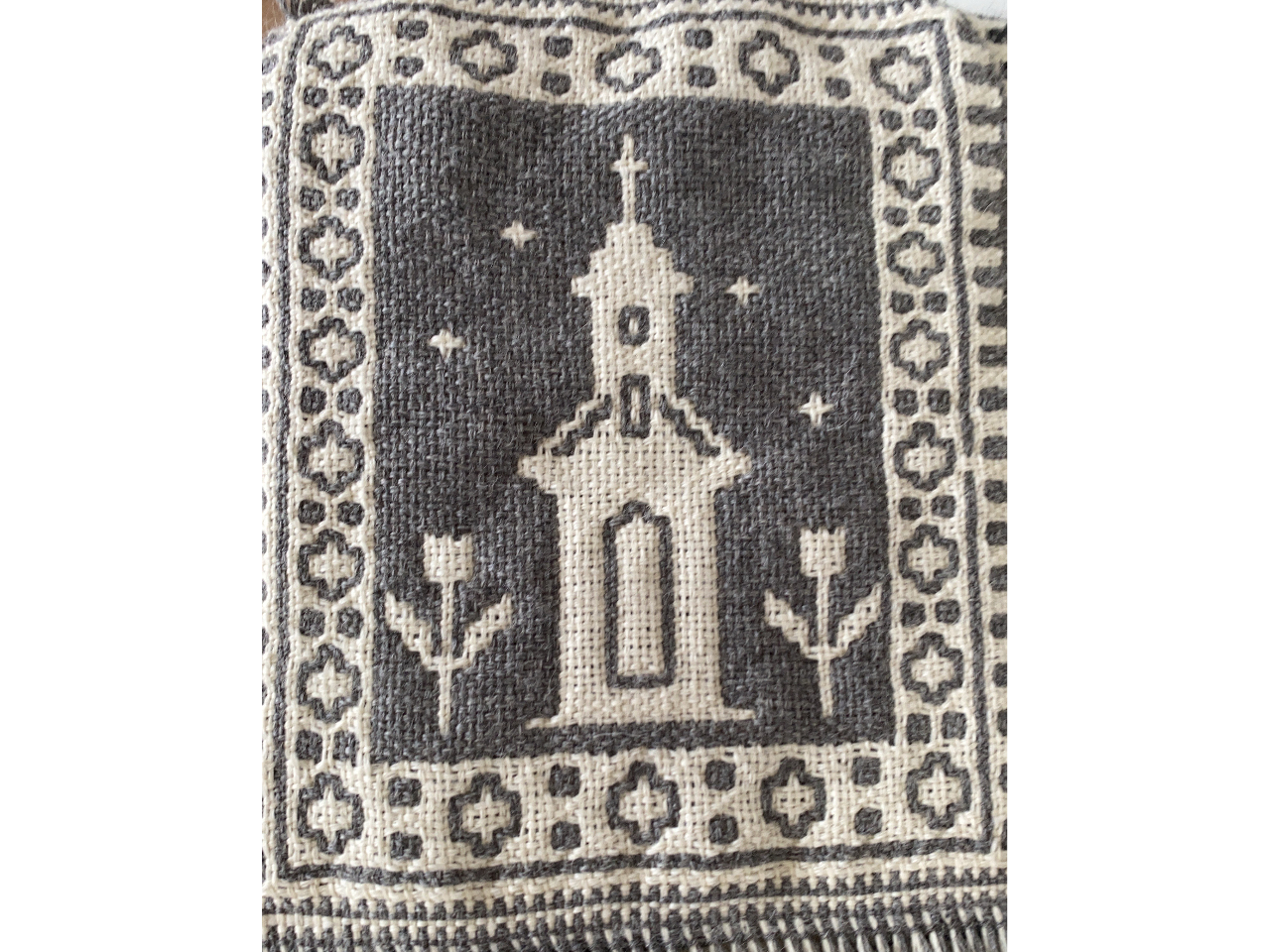 ヤノフ織り 教会と花