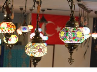 シーリングランプ(吊下げ) 左(赤系)がSサイズ 右・中央がMサイズ