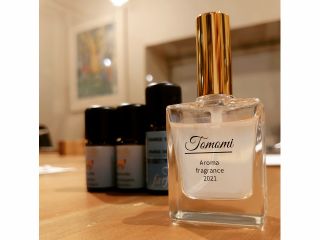 お好きなアロマの精油を選んでオリジナルの香水を作れます。ボトルにはお名前やお好きなメッセージを入れることもできます。