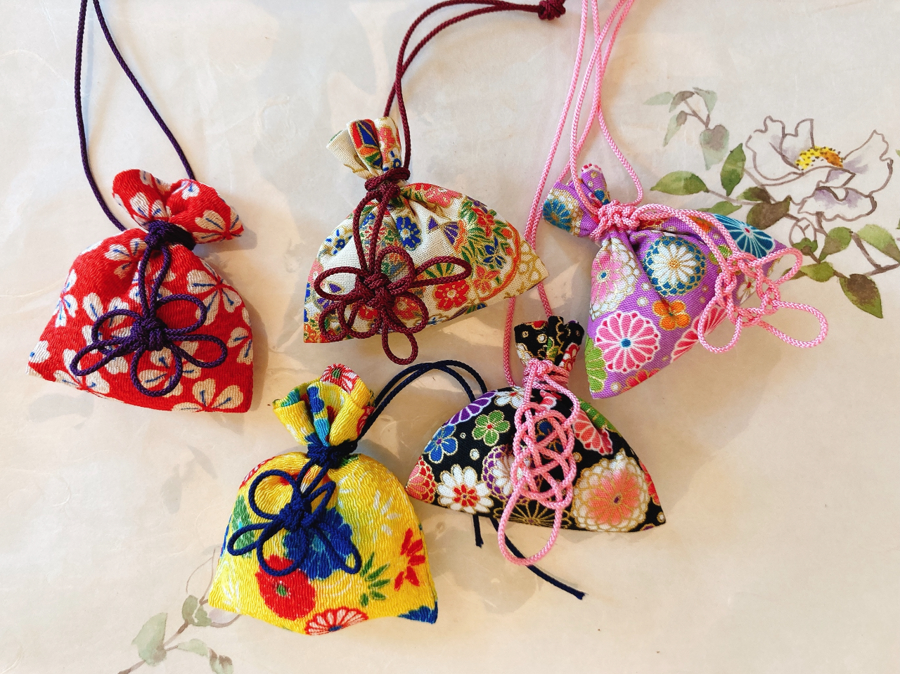 好きな袋と結び紐を選べます。プレゼントにもおすすめです。