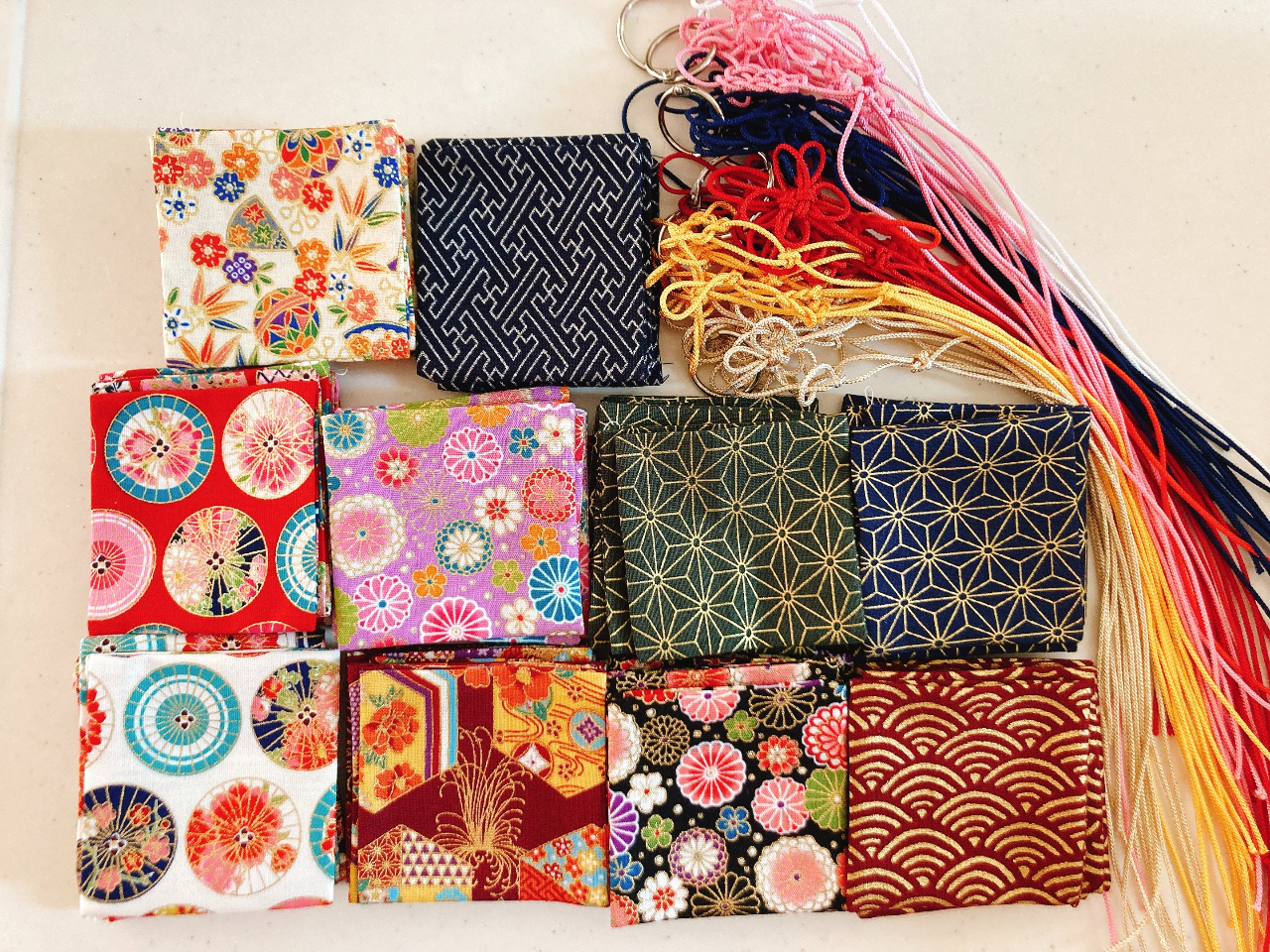 袋や結び紐をたくさん用意しております。お好きなものを3つ選べます。