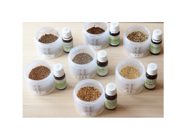 アロマとお香には共通点があります。香りが好きな方はぜひお香作りにもチャレンジしてください。