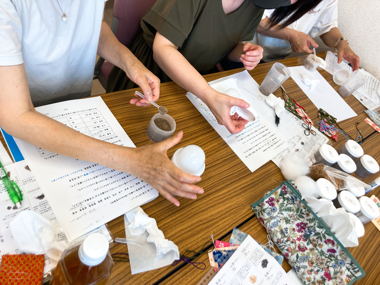 ご家族やお友達などグループで一緒に作って香りを確かめ合うのも楽しいお香作りです。