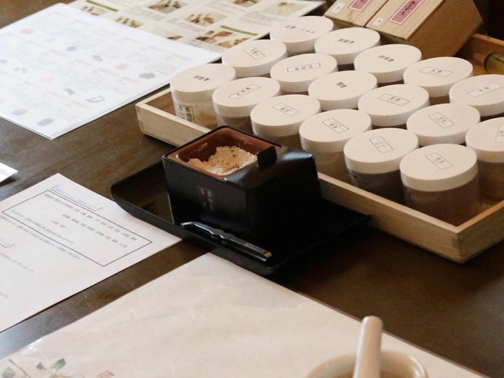 18種以上のお香原料を用意しています。