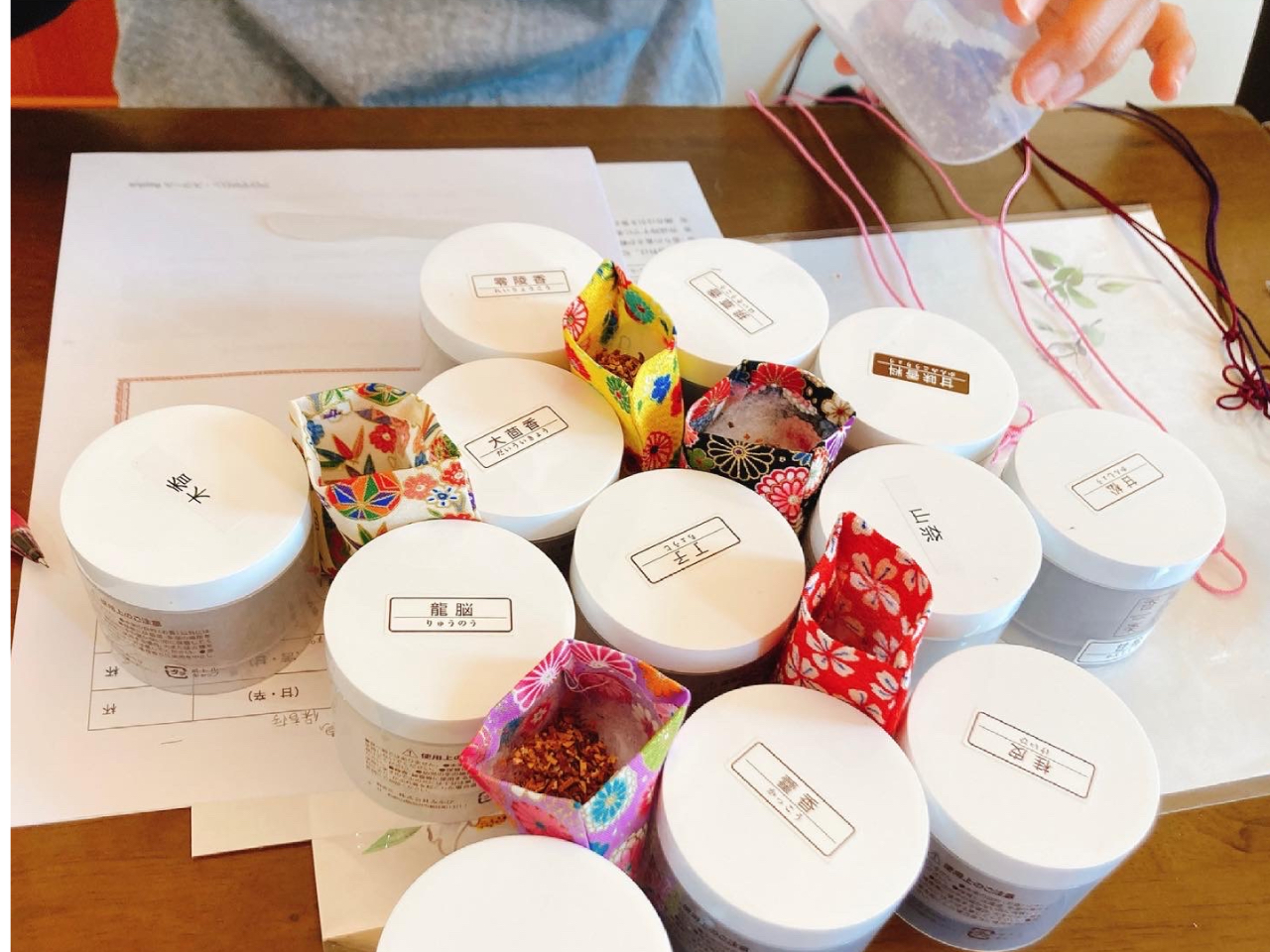 調合が終わったら袋に詰めていきます。完成まであと少しです。