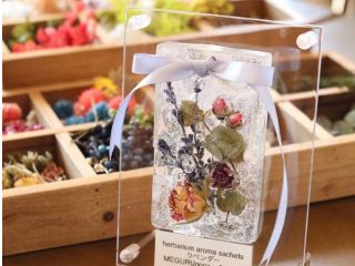お花やハーブをきらきらの中に閉じ込めて、お好みの精油で香りもつけます。ほんのり香る目で見ても楽しめるきらきらハーバリウムアロマサシェです。