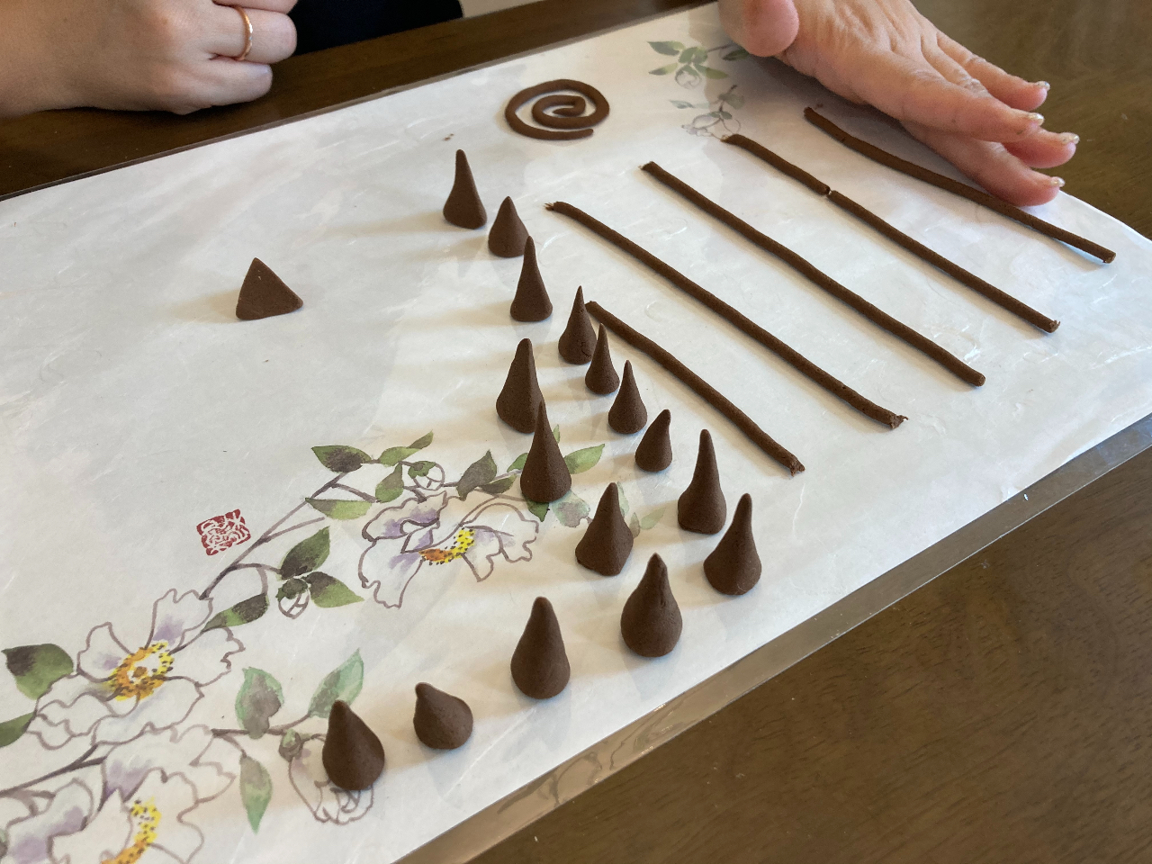 貴重・希少なお香原料を調香して、好きな形に形成します。