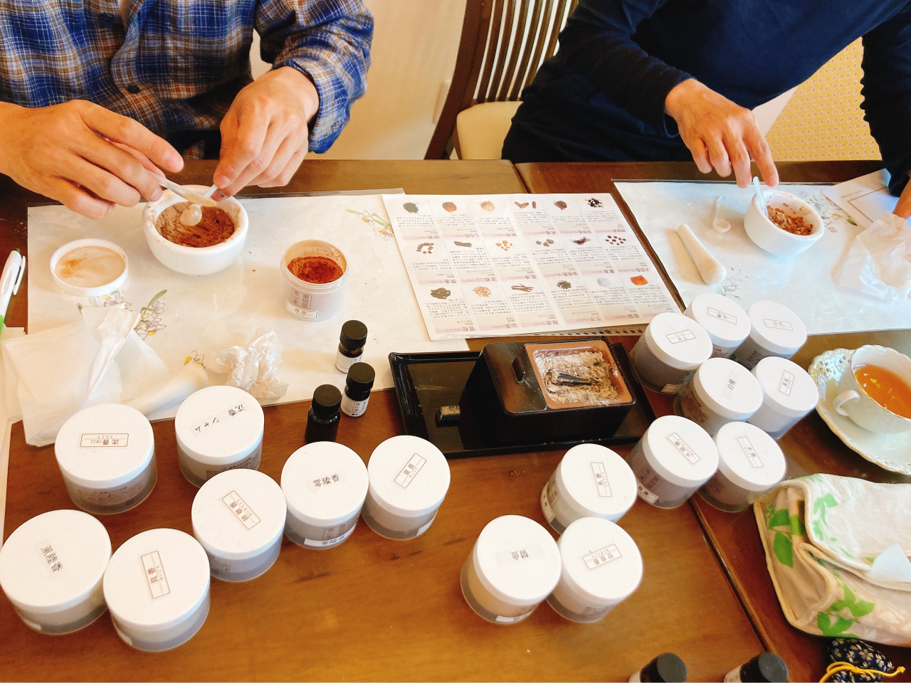 お香原料を少しずつ混ぜて香りを確かめながら整えていきます。