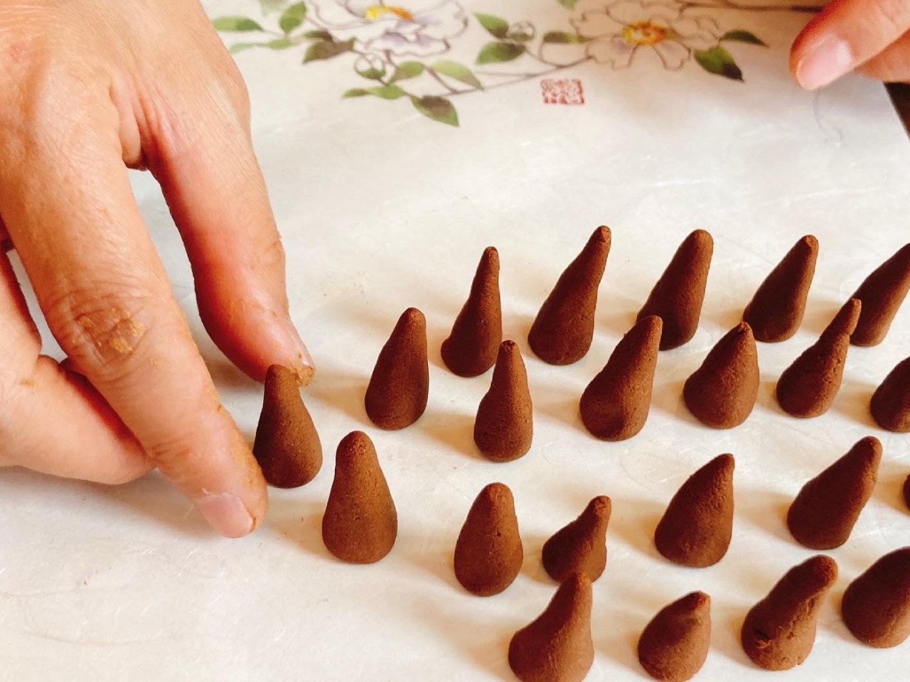 しっかり練り合わせた後でお好きな大きさ・形に形成します。