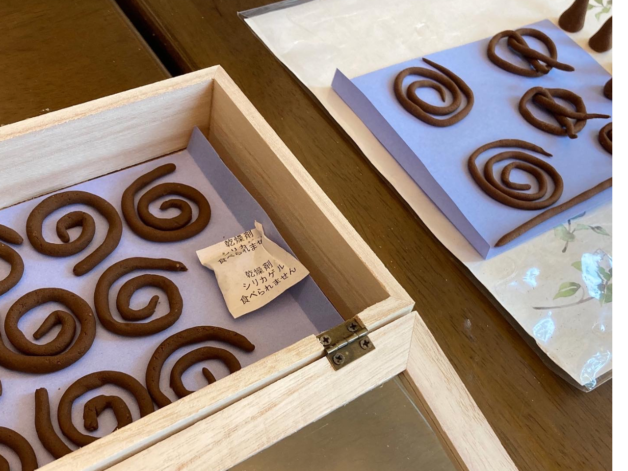 出来上がった線香は木箱に入れてお持ち帰りいただきます。