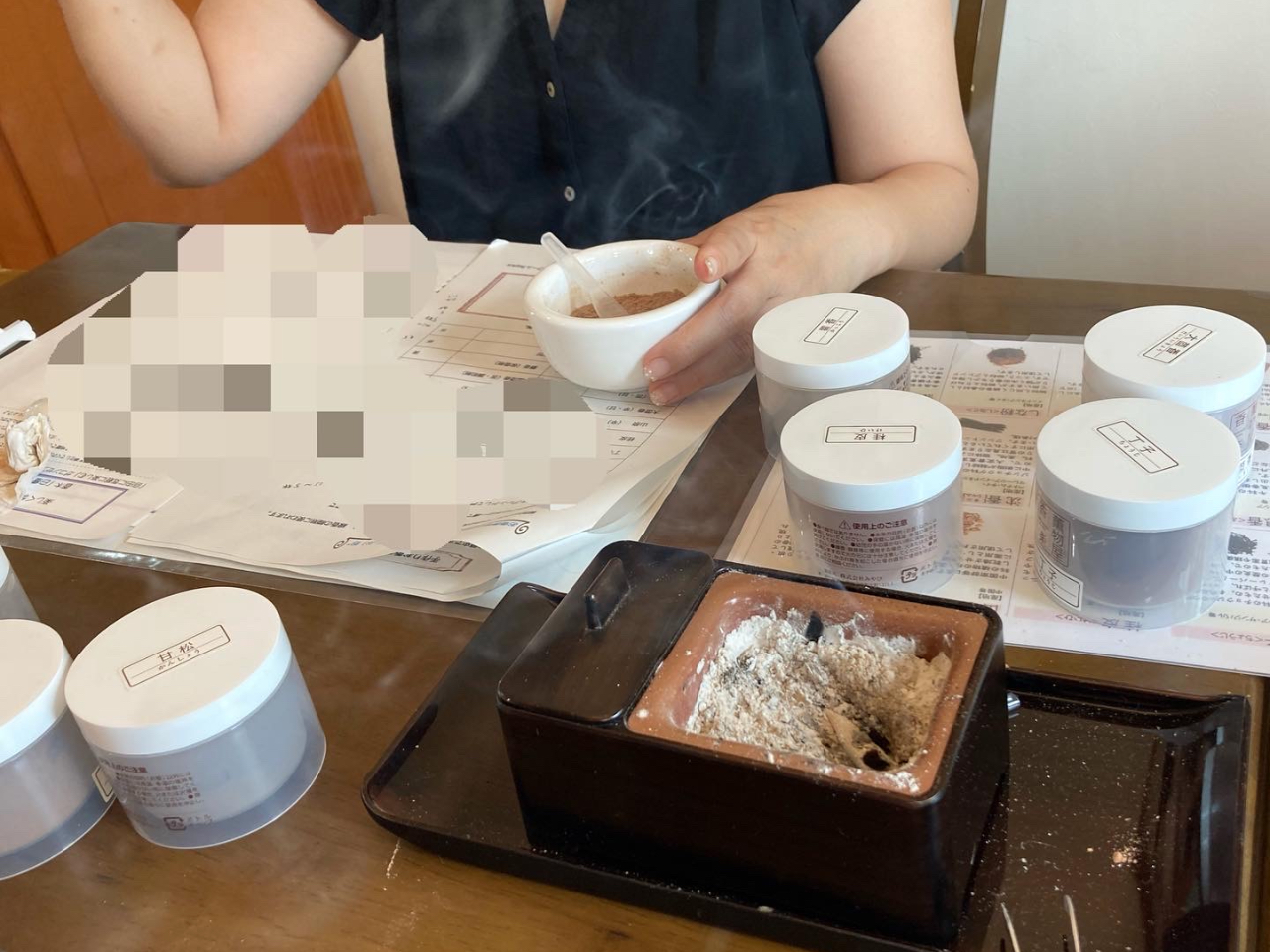 調合途中は実際に薫きながら香りの確認と調整をしていきます。