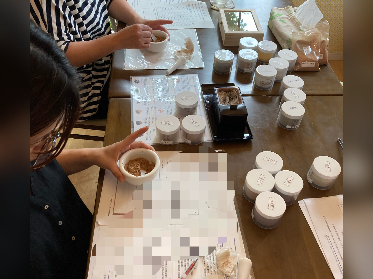 お香の原料を加えていくごとに香りの印象が変わります。調合のポイントなどをお伝えします。初めての方もぜひ体験してみてください。