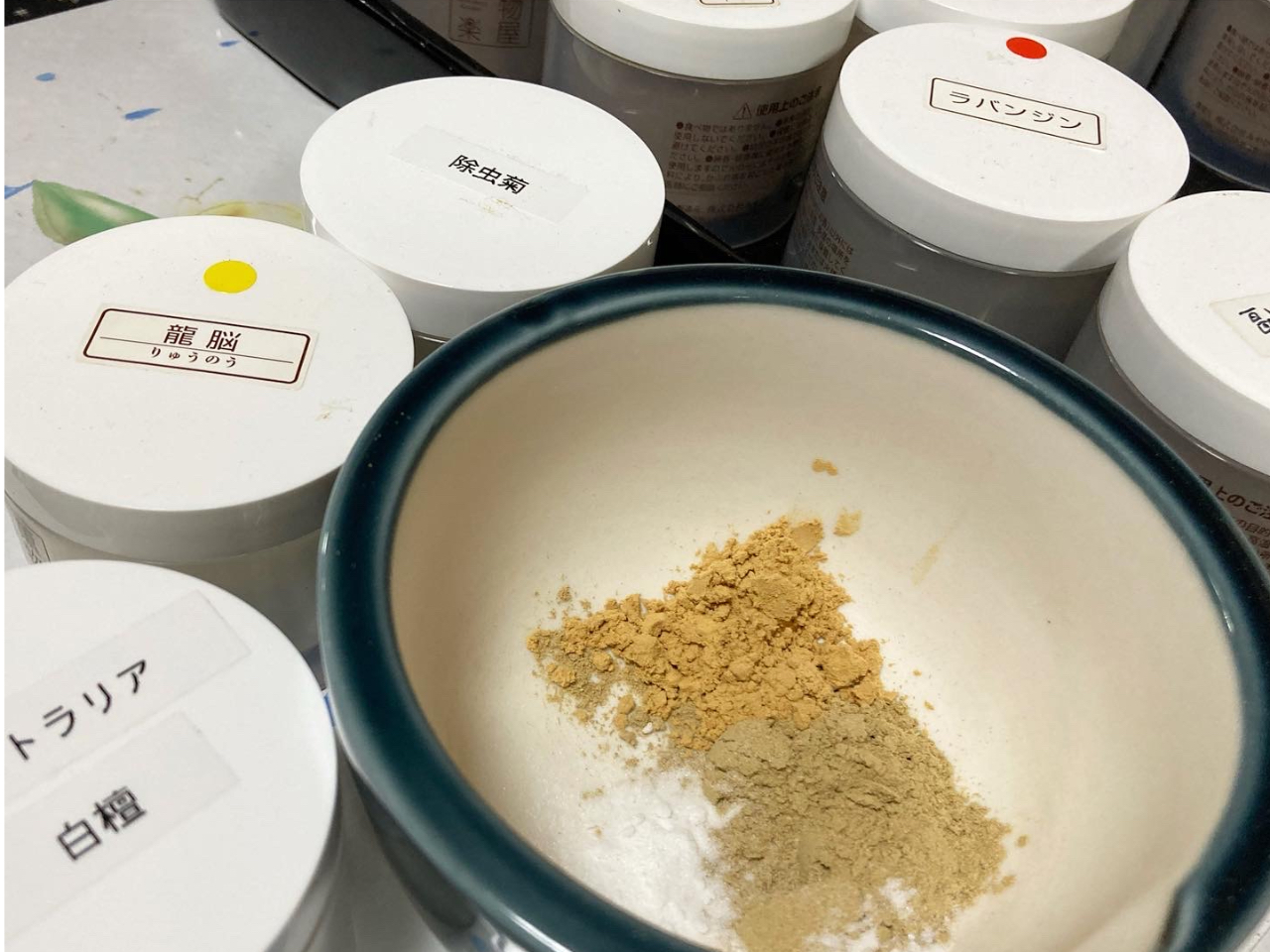 除虫菊を加えると蚊取り線香としても使うことができます。