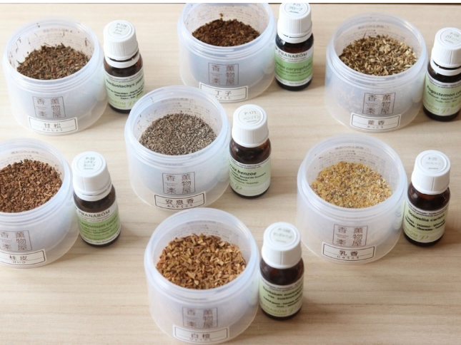 お香とアロマには共通点があります。アロマが好きな方にもお香の調合体験をおすすめします。