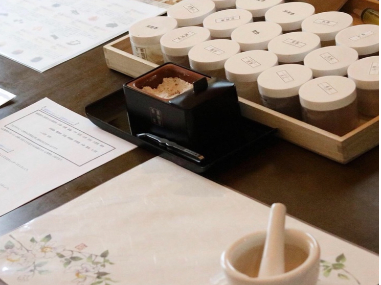 お香の香りは心を鎮めて感覚が研ぎ澄まされるようです。ゆっくりと香りを感じる時間をお楽しみください。