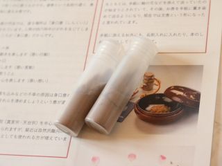 塗香(塗香)は体に塗って使うお香です。和の香りのボディパウダーとして、手水の代わりとして、心身を清め鎮める落ち着いた香りです。