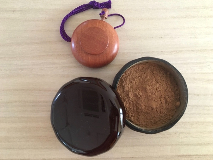 ご希望の方には桜の木でできた塗香入れもご用意しています(別売りです)。プレゼントにもおすすめです。