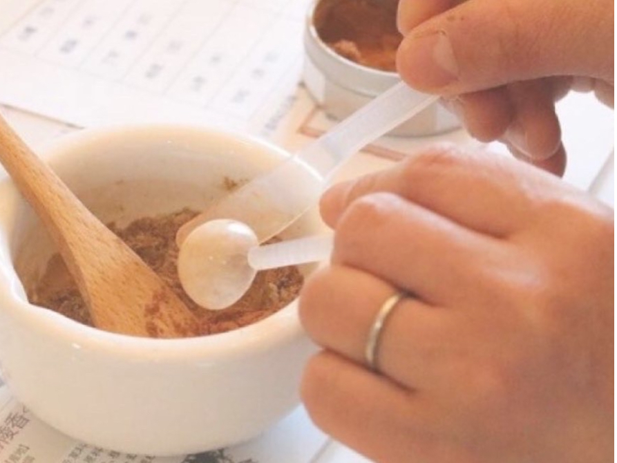 お香原料を少しずつ混ぜ合わせて好みの香りに創りあげていきます。お香を加えるごとに香りに深みが増して変化していきます。