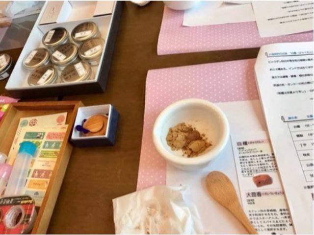 お香を少しずつ器に入れてしっかり混ぜ合わせながら香りを確認します。