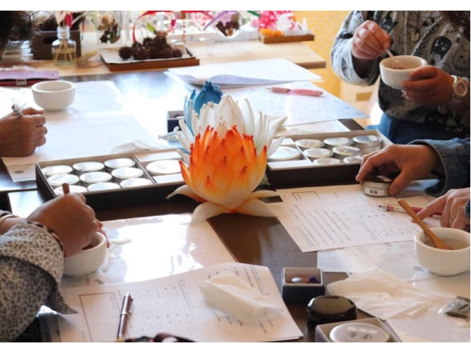 お友達やご家族でお話したりお互いの香りを比べながら作るのも楽しい時間です。