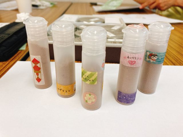 お客様作品例。お飾りにシールを貼っています。手作り感が増して愛着が湧きます。