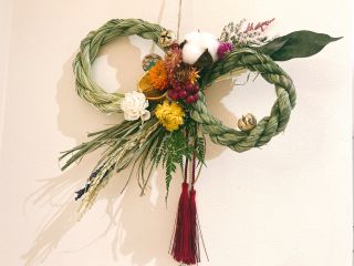 レモングラスのしめ縄リースは縄を綯うところからはじめて、リースの形や飾りは自由に作っていただきます。