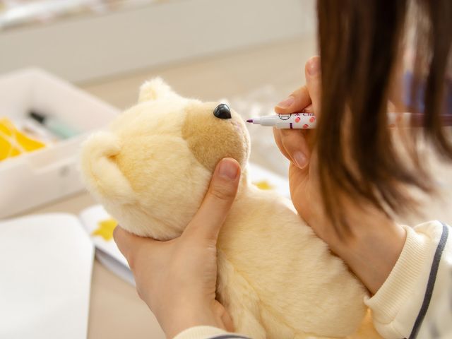 口の刺しゅうをする前にチャコペンで下書きします。