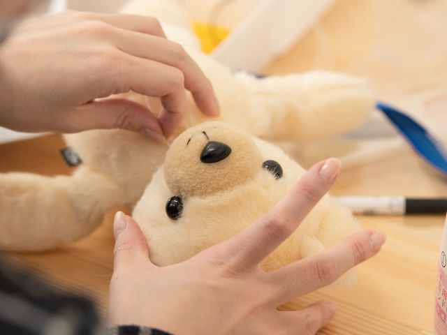 糸で目をひいて表情を作っていきます。