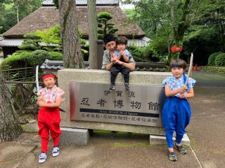 伊賀流忍者の里、三重県伊賀市にある伊賀流忍者博物館は忍者を楽しく学べる博物館。近隣の忍者変身処で忍者衣装に着替えて、忍者になりきって体験・見学しよう!