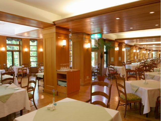 ダイニングルーム「みずなら」は中禅寺湖側に向いた大きな窓があるのが特徴です。