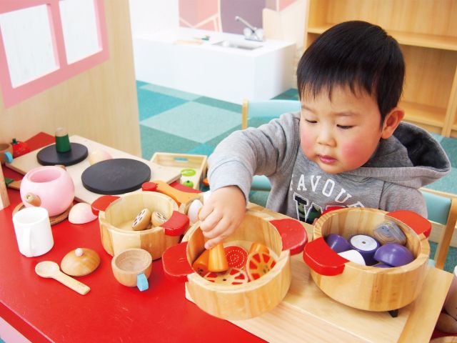 玩具が充実のごっこコーナー♪お子様と一緒におままごとも楽しんで下さい(^_-)-☆