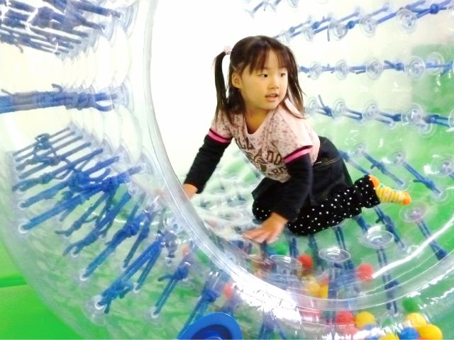 お子様も大はしゃぎ♪くるくる回るビニール遊具もあるよ★