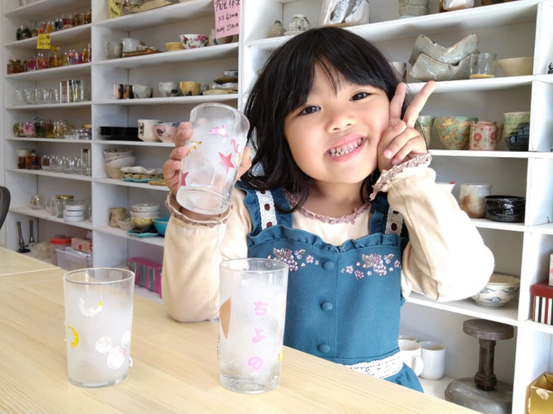 お子様でもできます。器を選んだら好きなシールを貼って機械で砂を吹き付けます。天気が良ければ外で吹き付けたりすると気持ちいいですよ。