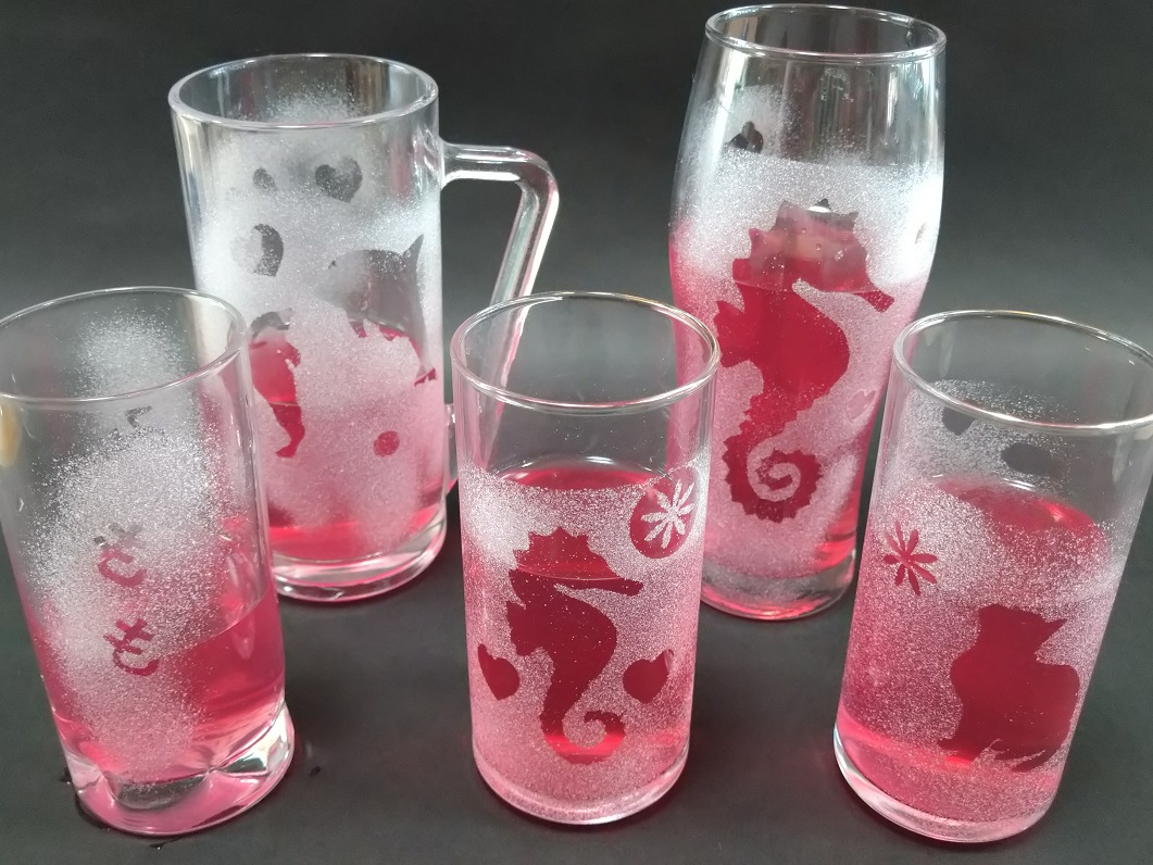 完成したらジュースを入れて乾杯します。濃い色の飲み物が映えて綺麗ですね。