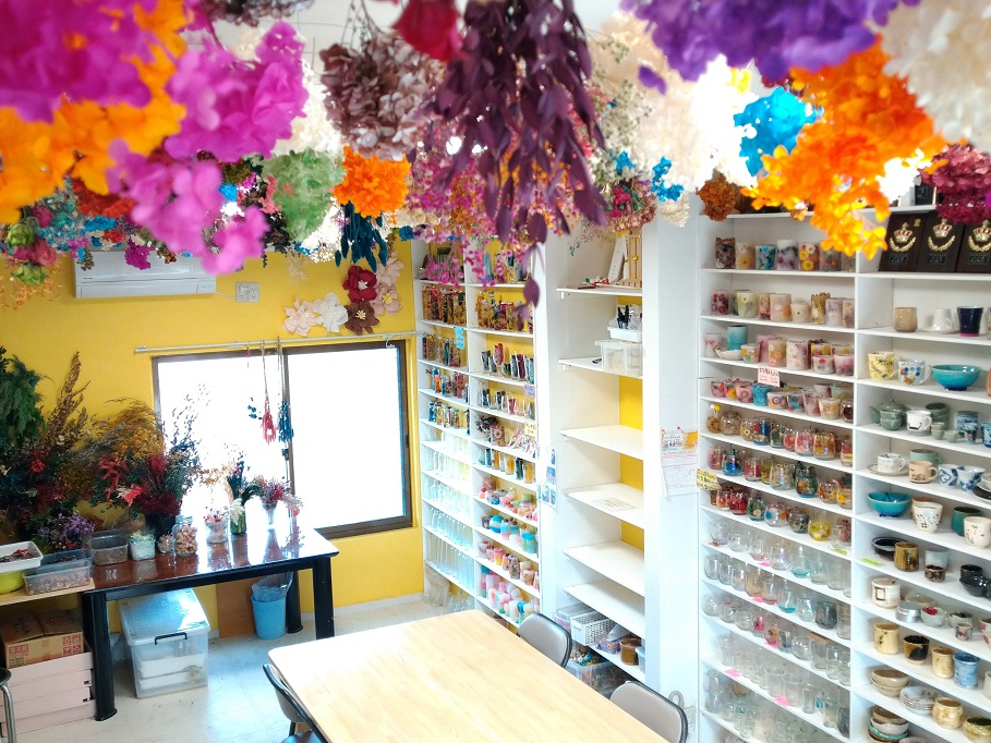 鈴鹿陶芸教室ちよ野店内。 こじんまりとした古民家工房は白を基調としたさわやかな工房になりました!