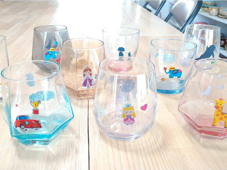 シールを貼ったところです。基本のシールを簡単に貼るだけでも、ハサミで切り取って工夫するのもできます。このあとサンドブラストで砂をガンで吹き付けます。