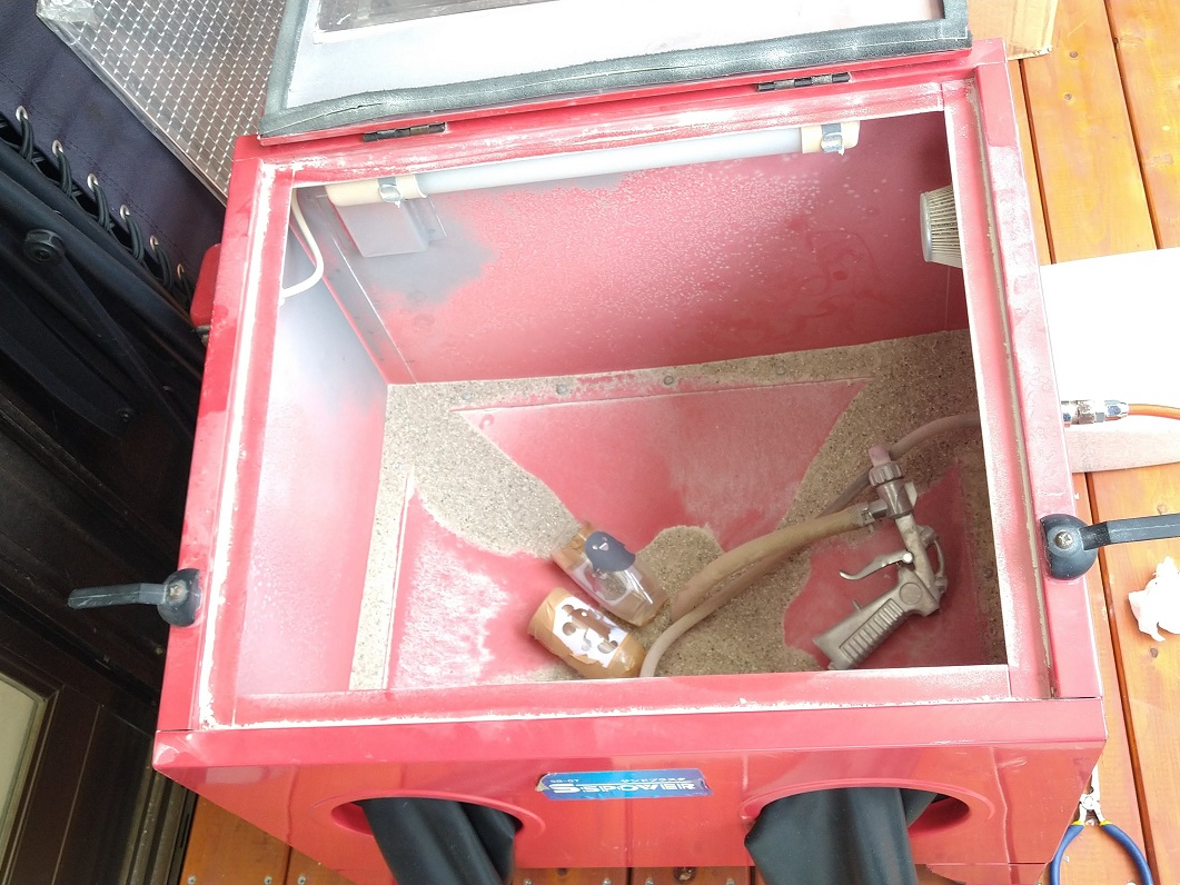 こんな機械で砂を吹き付けます。